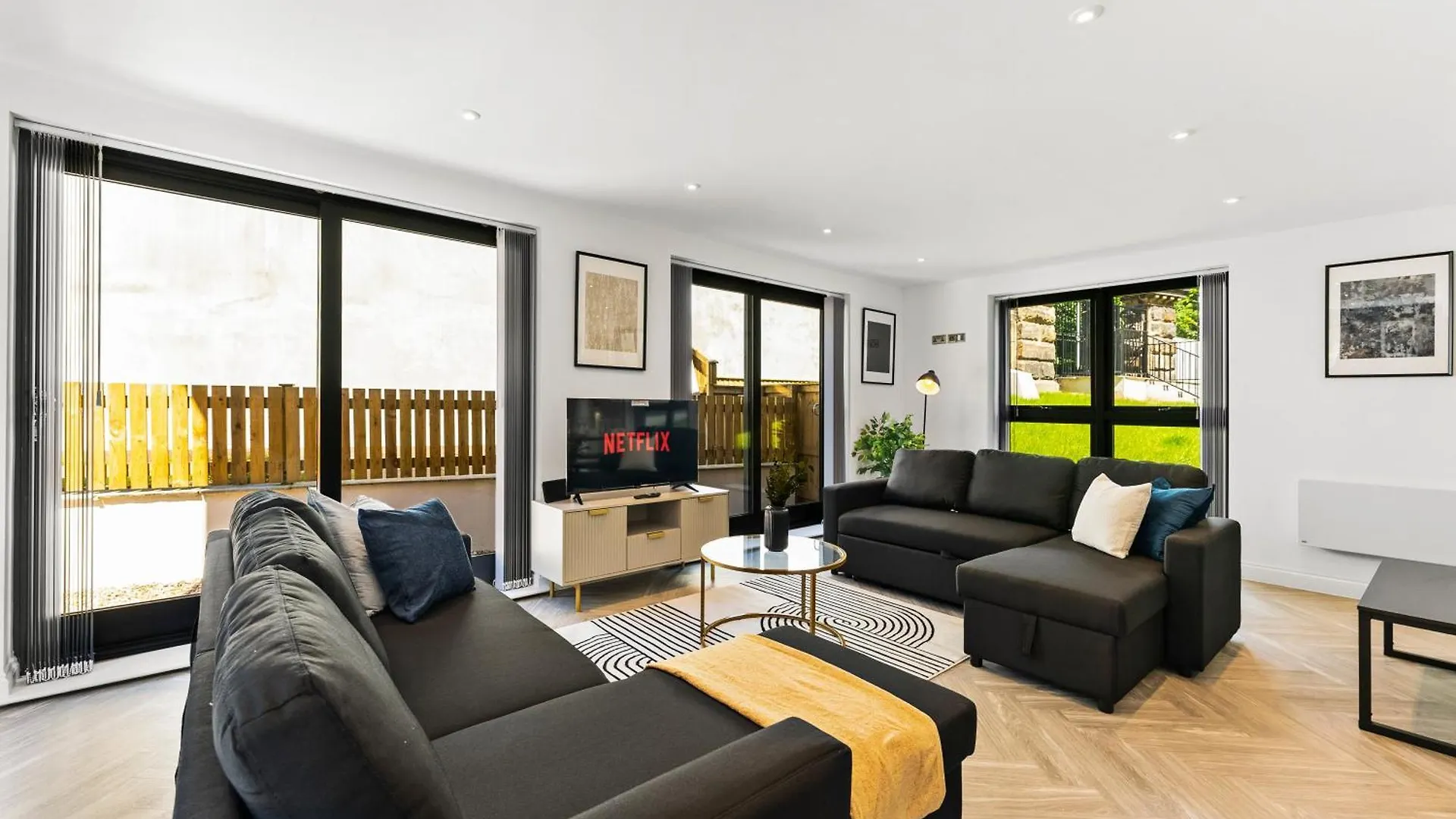 Stunning Spacious Leeds Apartment - Parking