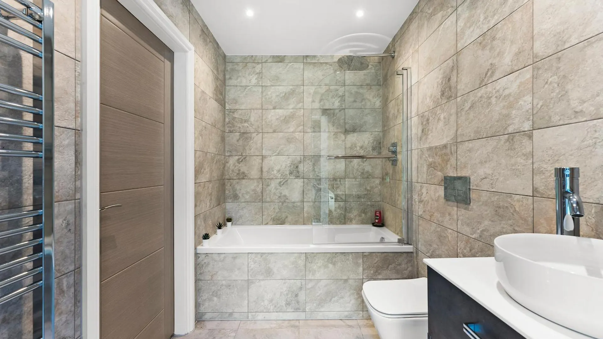 Stunning Spacious Leeds Apartment - Parking