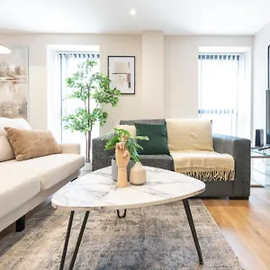 Harvey Nic's & Designer Quarter 62ch Apartment